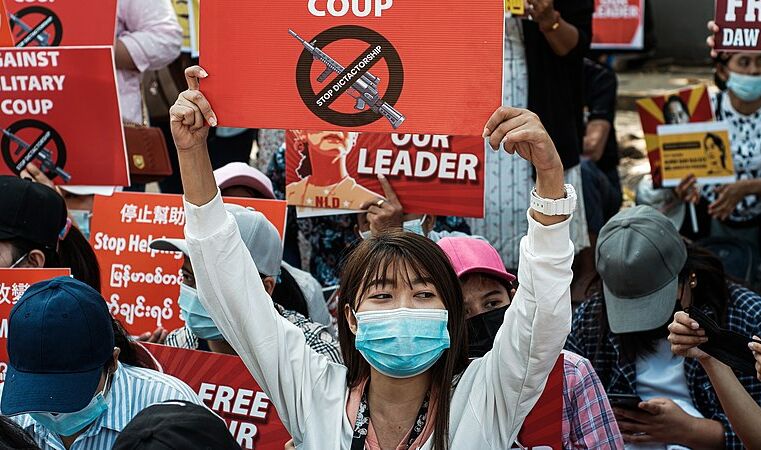 Tecelãs de Myanmar: exemplos de coragem na luta contra o golpe